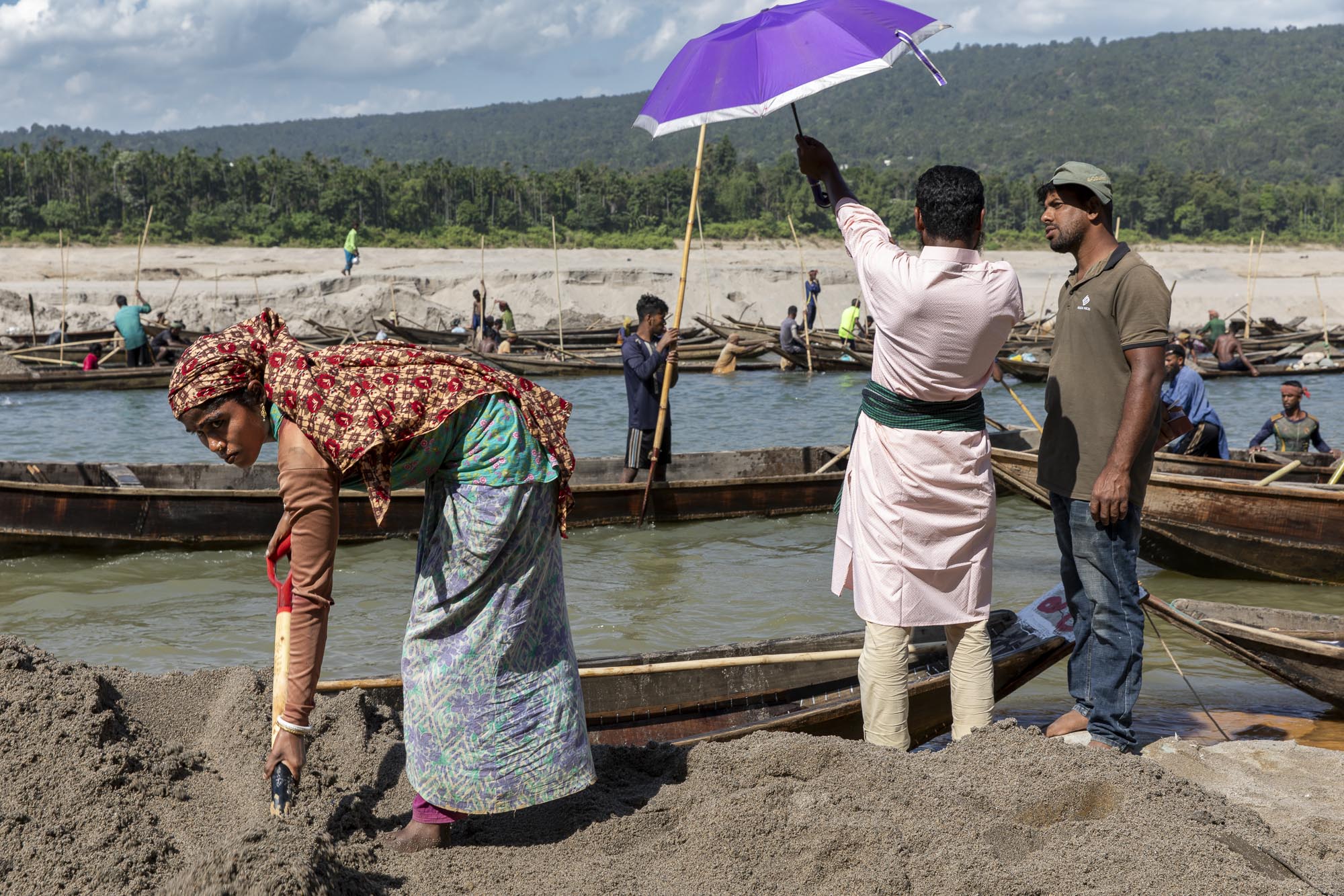 Estrazione della sabbia da un fiume in Bangladesh