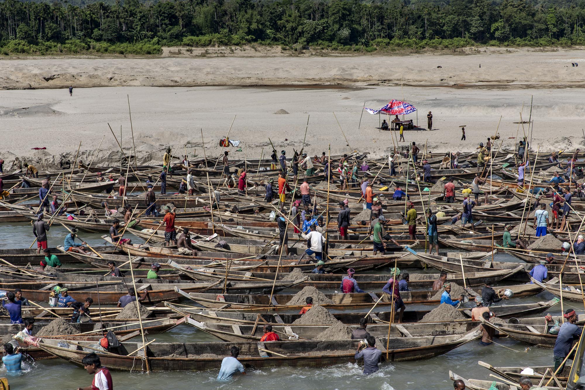 Estrazione della sabbia da un fiume in Bangladesh