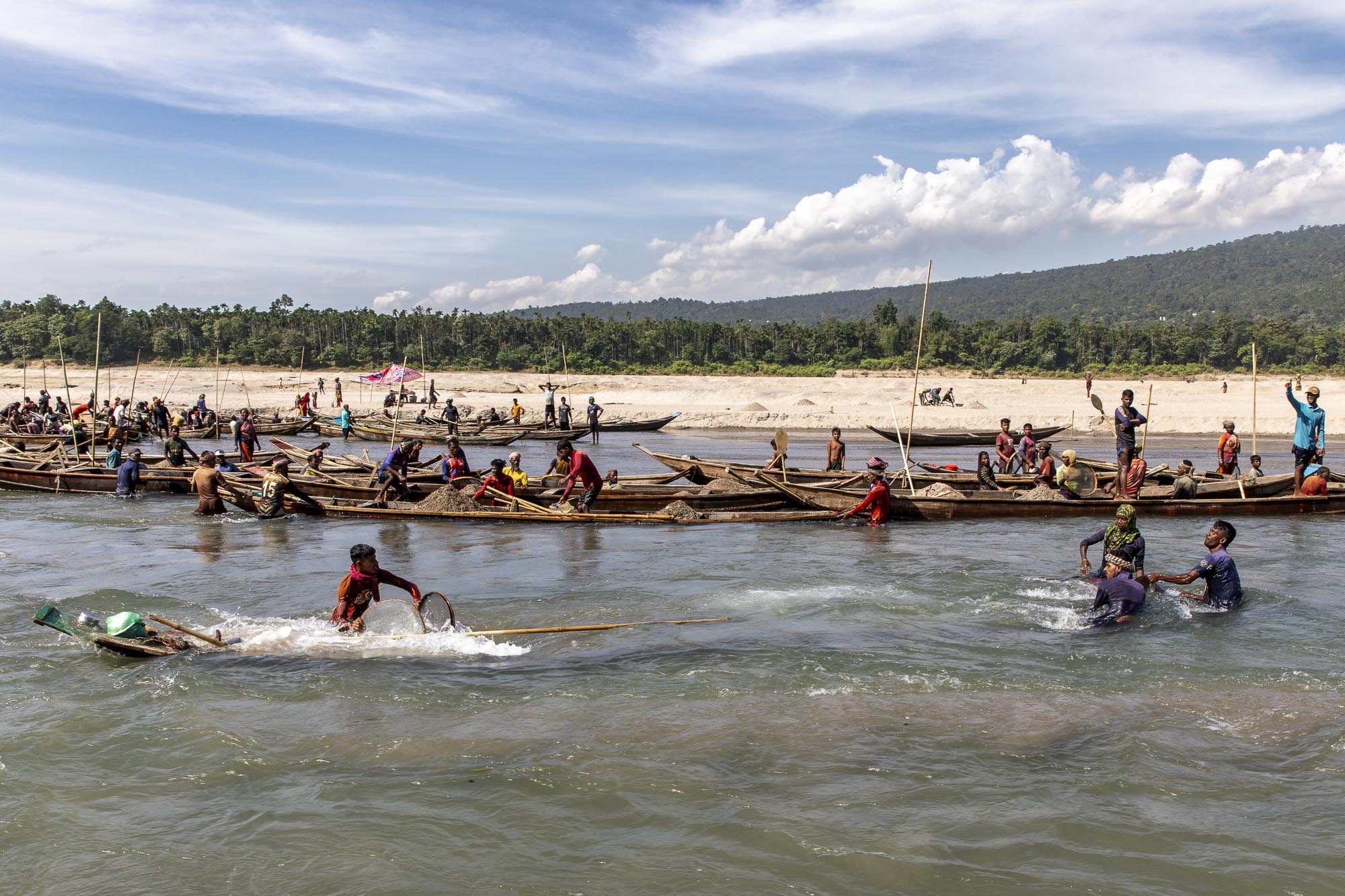 Una barca sta affondando durante l'estrazione della sabbia da un fiume in Bangladesh