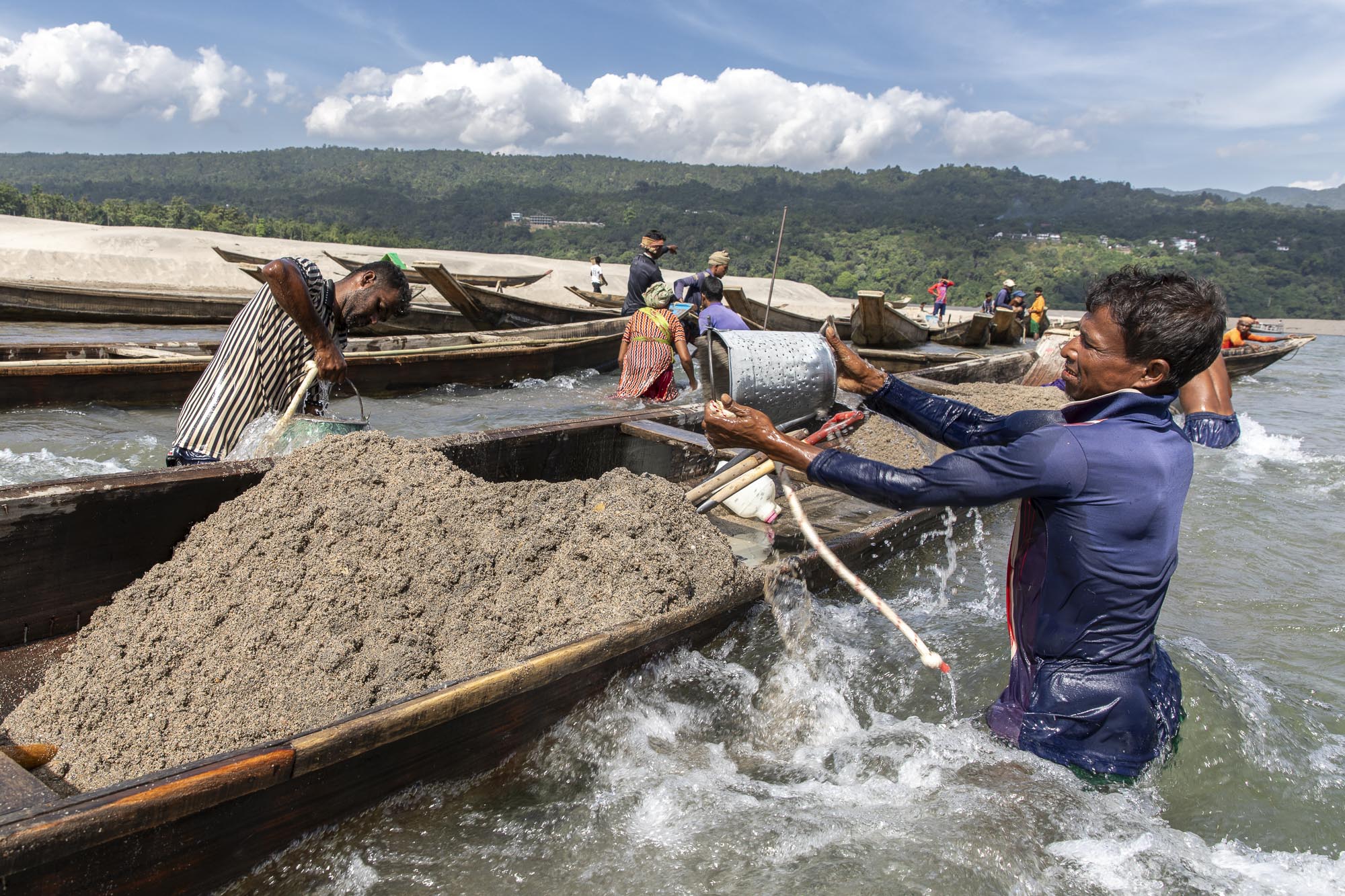 Estrazione della sabbia da un fiume in Bangladesh