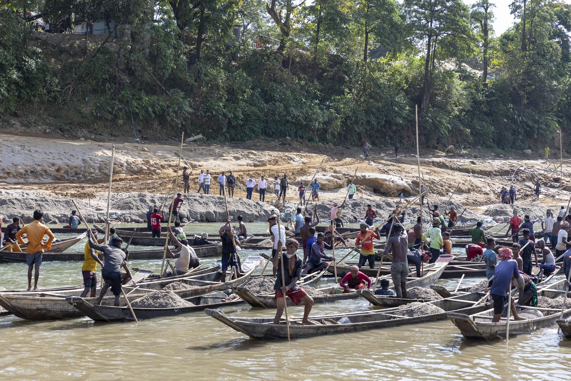 L'arrivo della polizia in un luogo di estrazione illegale di sabbia in Bangladesh